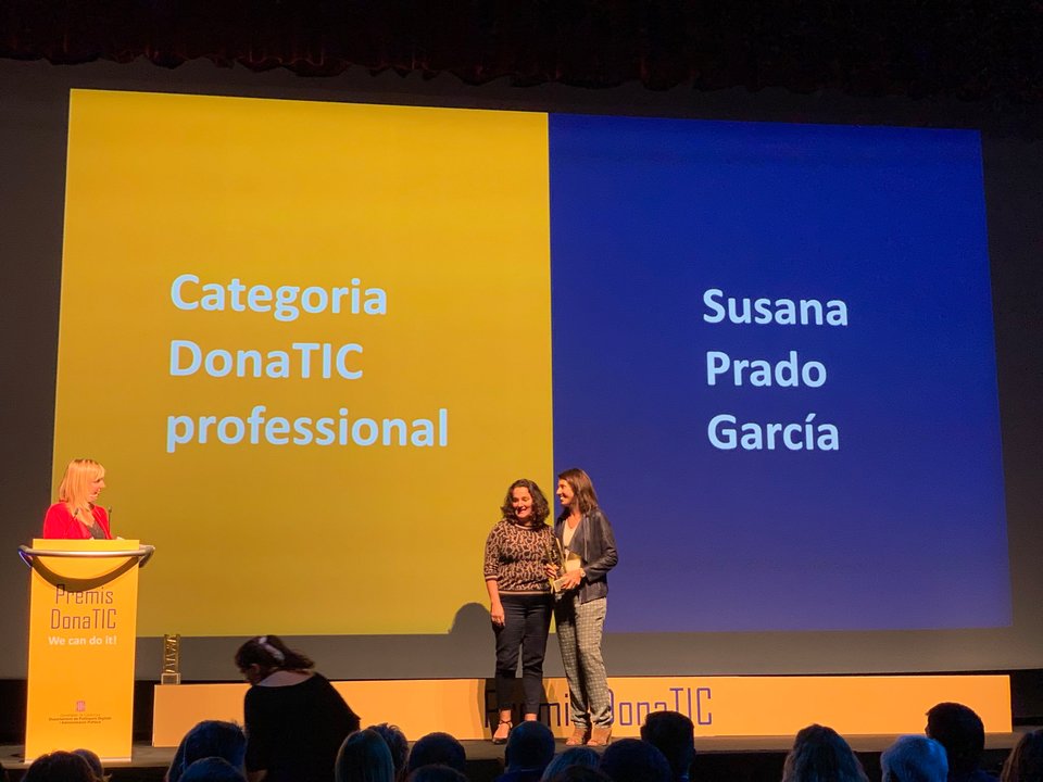 Susana Prado García recogiendo en la entrega del Premio Dona TIC Profesional 2019 
