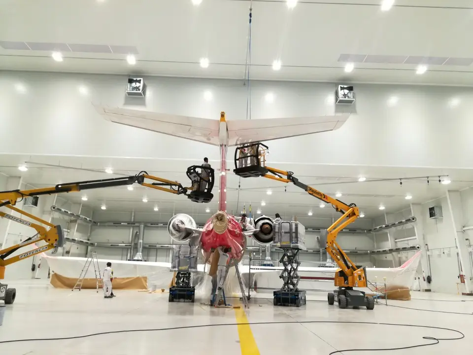 Trabajos de pintado de un avión, en las instalaciones de SEM en Mallorca