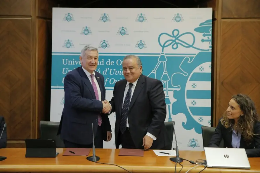 Rector de la Universidad de Oviedo, Santiago García Granda, y el director Comercial y de Desarrollo de Negocio de ISASTUR, José Antonio Álvarez Ruiz