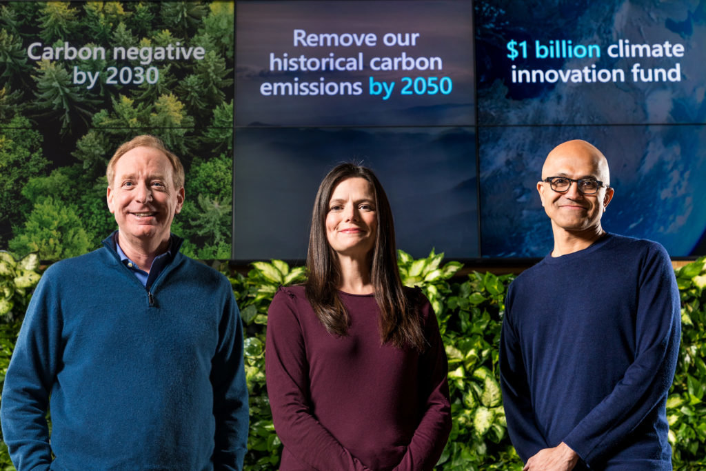 De izquierda a derecha: Brad Smith, presidente de Microsoft, Amy Hood, directora Financiera y Satya Nadella, CEO de la compañía. 