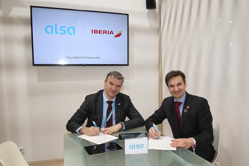 Víctor López, director general de Transporte de Alsa, y Marco Sansavini, director comercial de Iberia Fuente: Alsa