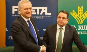 De izquierda a derecha Presidente de FEMETAL, Guillermo Ulacia y Presidente de Caja Rural de Asturias, Fernando Martínez