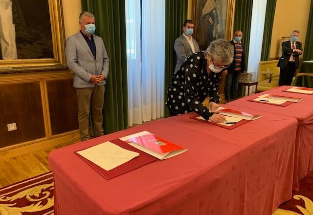 La alcaldesa de Gijón, Ana González Rodríguez, ha rubricado hoy el acuerdo  de concertación social Gijón Reinicia con los agentes sociales y económicos de la ciudad.