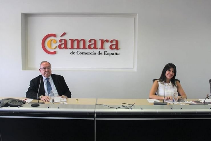 El presidente de la Cámara de España, José Luis Bonet, y la directora general de Sigma Dos, Rosa Díaz