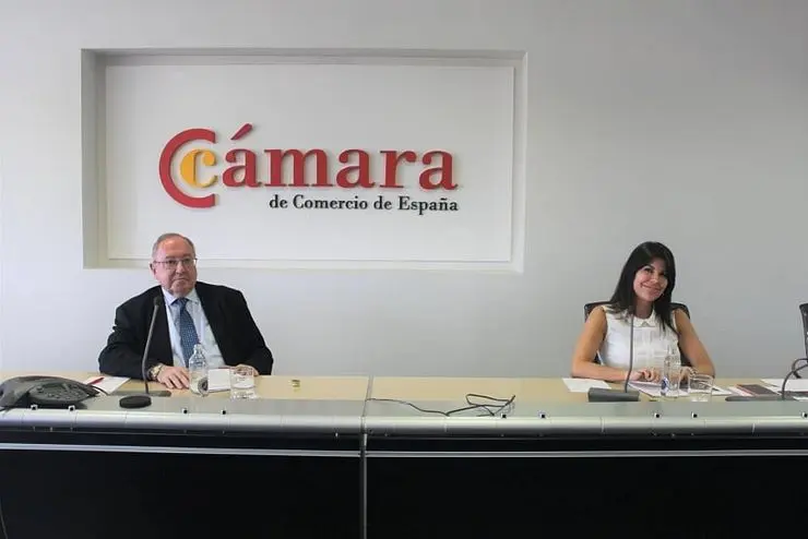 El presidente de la Cámara de España, José Luis Bonet, y la directora general de Sigma Dos, Rosa Díaz