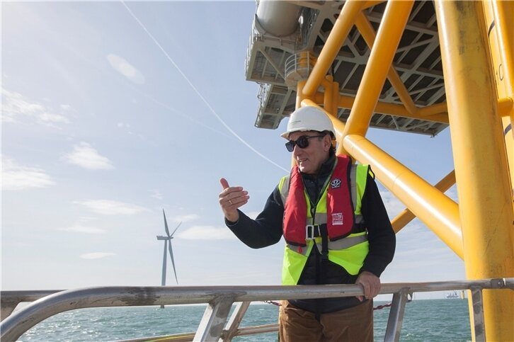 Ignacio Galán en el parque eólico marino de West of Duddon Sands | Fuente: Iberdrola