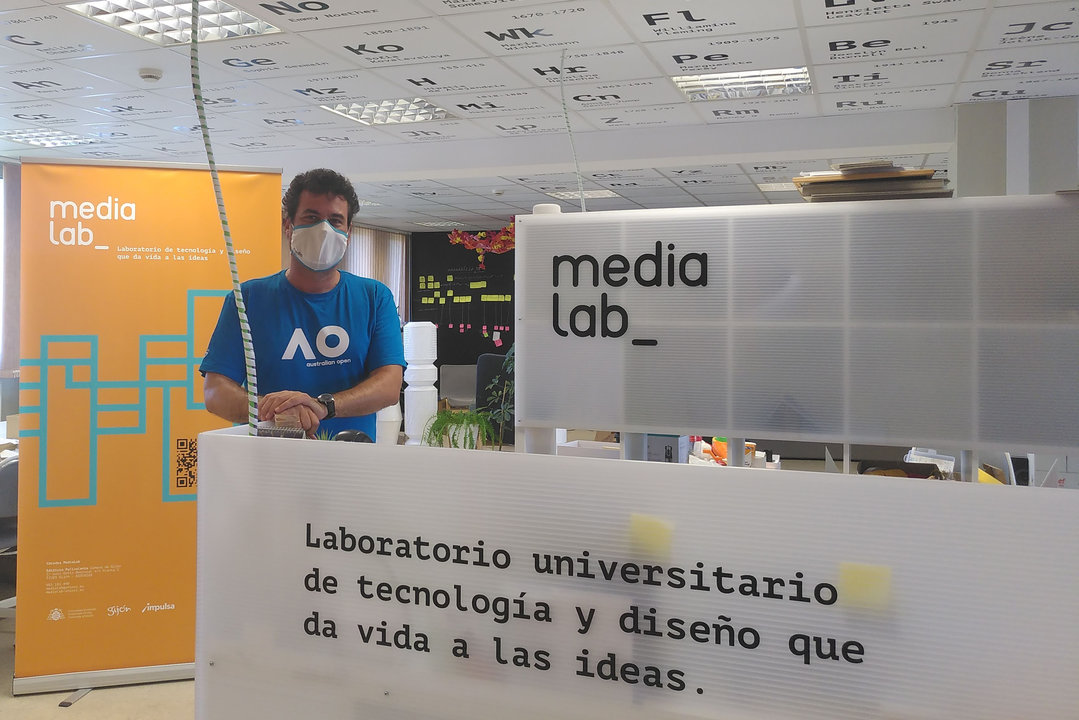 Ramón Rubio en la entrada del MediaLab, en la Escuela Politécnica de Gijón