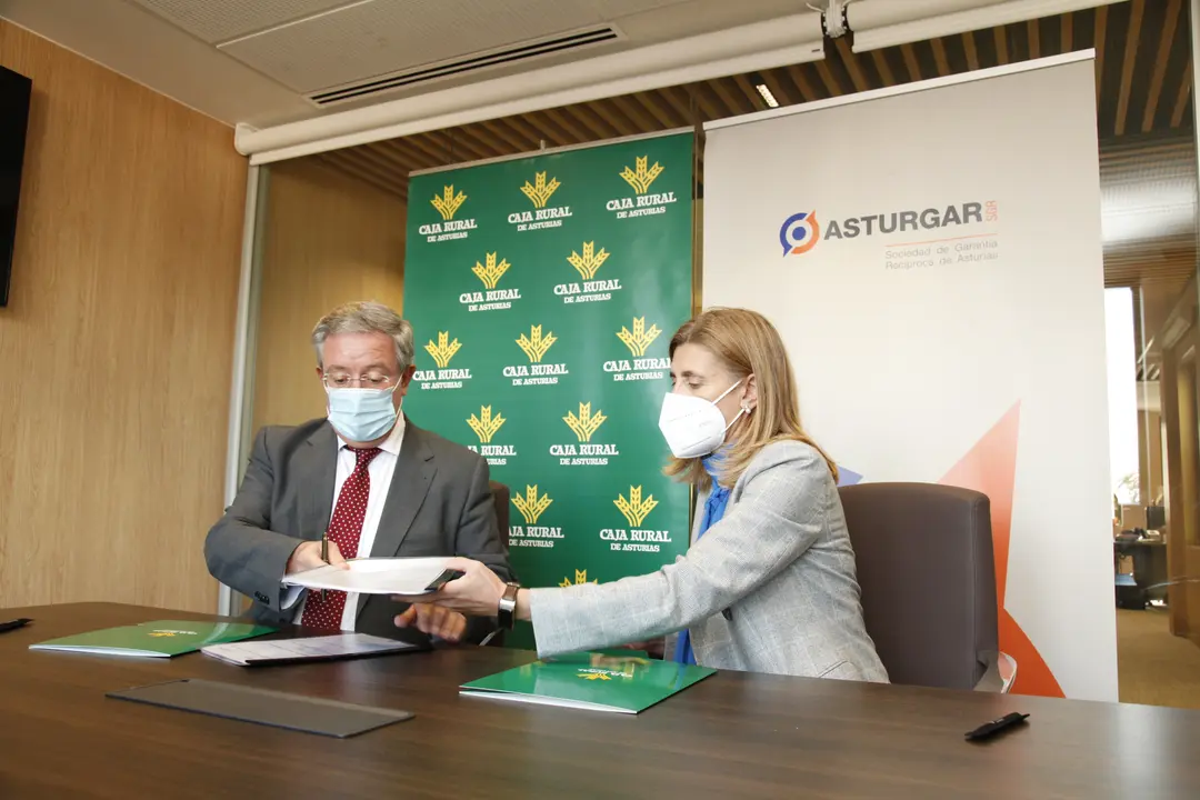 La presidenta de Asturgar SGR, Eva Pando, y el director general de Caja Rural de Asturias, Antonio Romero