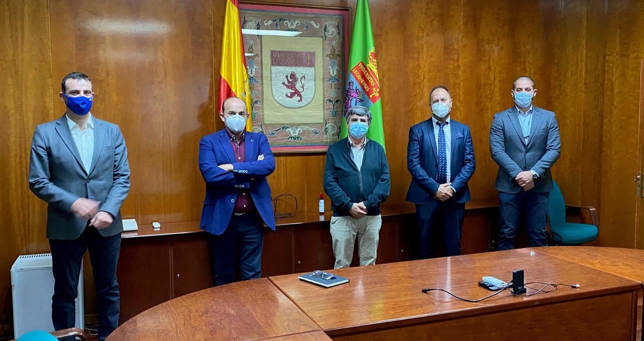 M. Ángel Tesouro y Lucio Fuertes acompañados de miembros de la ULE y ALETIC