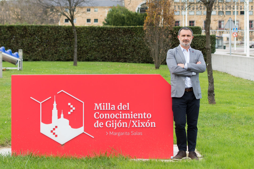 Luis Díaz, Director de Gijón Impulsa, posa en los exteriores de la Milla / Marta Martín Heres