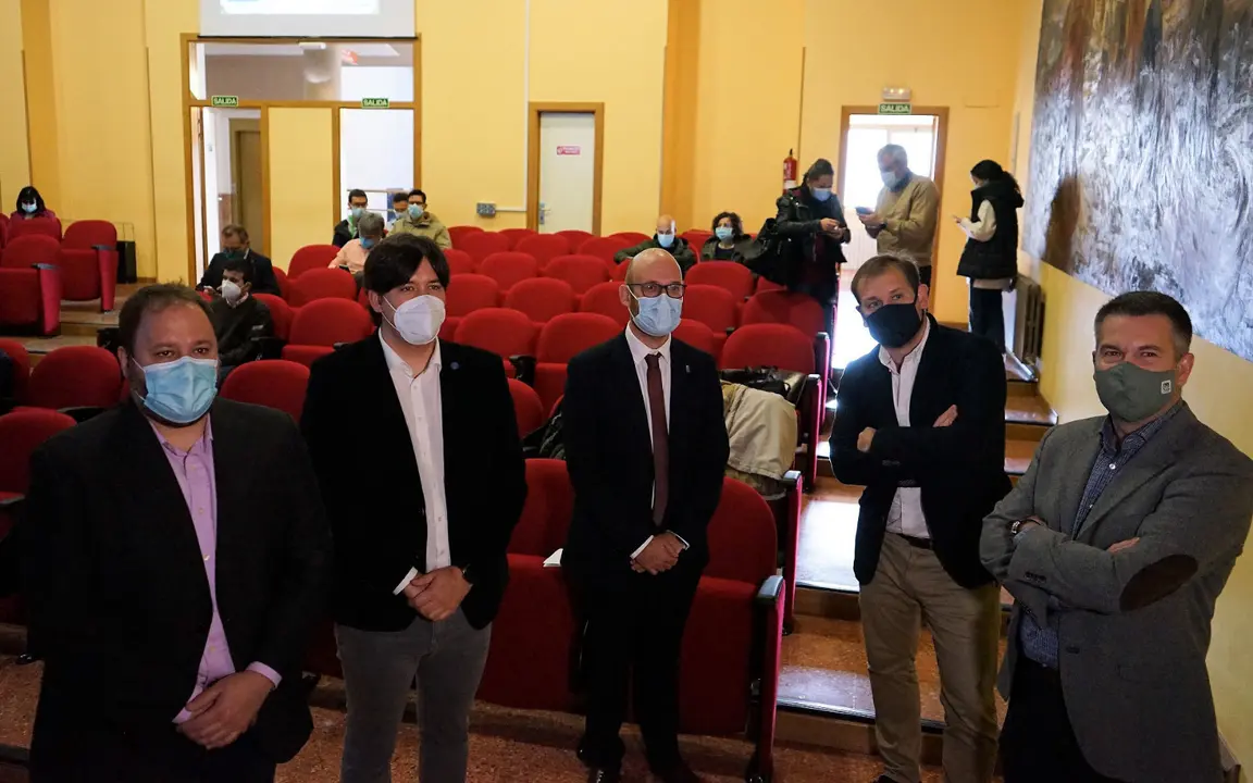 Ignacio Rodríguez Larrad, ponente de la Universidad de Aalborg; Borja Sánchez, consejero de Ciencia; Iván Aitor Lucas, director general de Innovación; Jorge Enríquez Rodríguez, de Vodafone España; y Rafael Ayestarán, director de la Cátedra Thin5G.