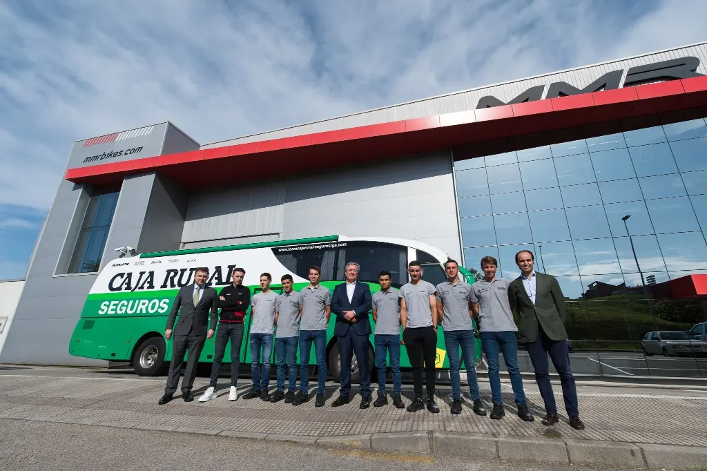 La plantilla de Caja Rural-Seguros RGA visita la sede de MMR Bikes junto a Antonio Romero; director general de Caja Rural Asturias y Rafael González; director de empresas de Caja Rural Asturias