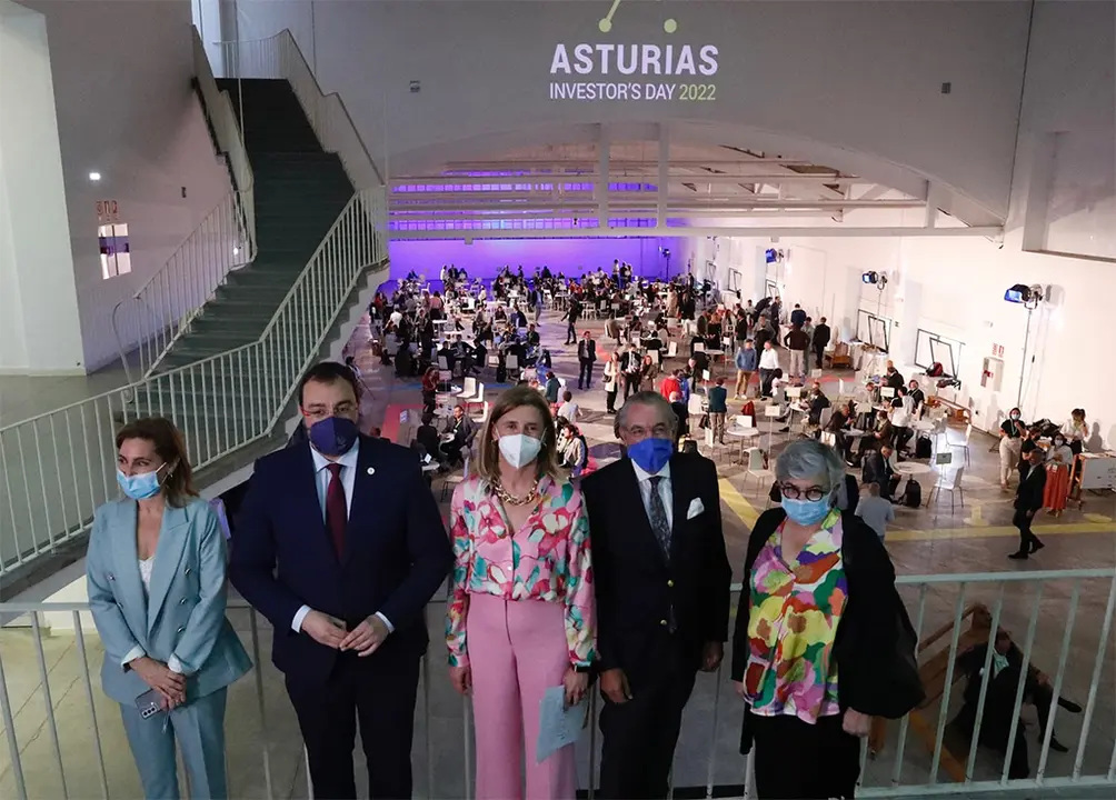 de izquierda a derecha, la directora del CEEI, Cristina Fanjul; el presidente del Principado de Asturias, Adrián Barbón; la directora gerente del Idepa, Eva Pando; el presidente de la Asociación Compromiso Asturias XXI, Eduardo Sánchez Morrondo, y la alcaldesa de Gijón, Ana González.