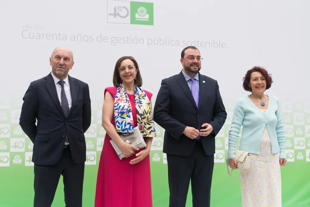 Juan Cofiño, consejero de Administración Autonómica, Medio Ambiente y Cambio Climático; Paz Orviz, gerente de Cogersa, Adrián Barbón, presidente del Principado y Cecilia Pérez, presidenta de la Federación Asturiana de Concejos // Marta Martín