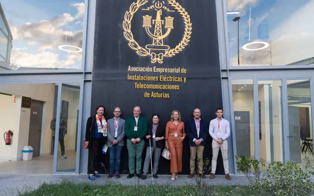 Izq a Dcha: María Pérez y Fernando Alonso Cuervo de FEMETAL; José Manuel Cabielles Vallina de INELTAS; Beatriz Ávila de Inserta Empleo; Belarmina Díaz e Iván Aitor Lucas del Amo del Gobierno del Principado de Asturias y David Vazquez de INELTAS / Marta Martin 