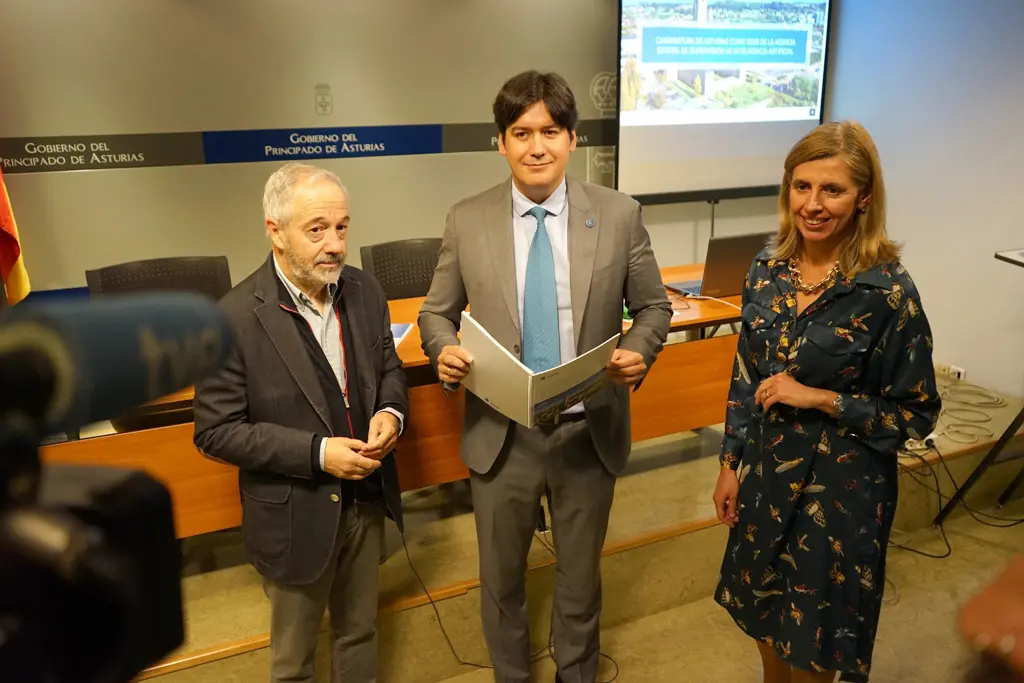 Antonio Bahamonde, director del Centro de Inteligencia Artificial de la Universidad de Oviedo; Borja Sánchez, consejero de Ciencia, Innovación y Universidad; y Eva Pando, directora del Idepa.