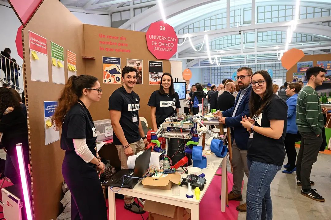 Integrantes del Medialab de Uniovi en la Feria de Ciencia 2022