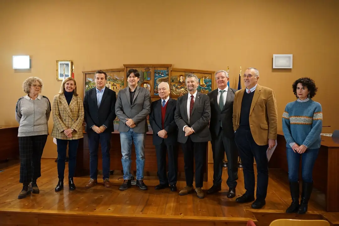 de izquierda a derecha, María Cruz Fernández, concejala del Ayuntamiento de Navia; Eva Pando, directora del Idepa; Gonzalo Asenjo Palmerola, concejal del Ayuntamiento de Navia; el consejero de Ciencia, Innovación y Universidad, Borja Sánchez; Francisco Rodríguez, presidente de la Fundación Manuel Suárez y presidente de Reny–Picot; Ignacio García Palacios, alcalde del Ayuntamiento de Navia; Antonio Romero, director general de Caja Rural Asturias; Ricardo González, representante de la Fundación Manuel Suárez, y Margarita Iglesias, concejala de Navia.