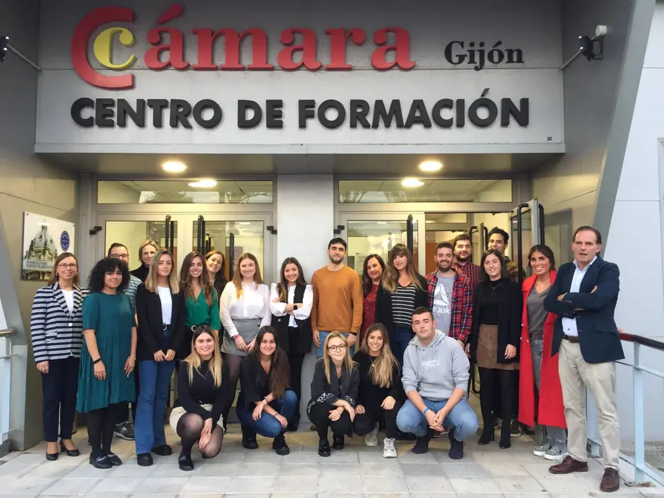 Fotografía de familia de los alumnos del Máster en Dirección y Gestión de Recursos Humanos 2022