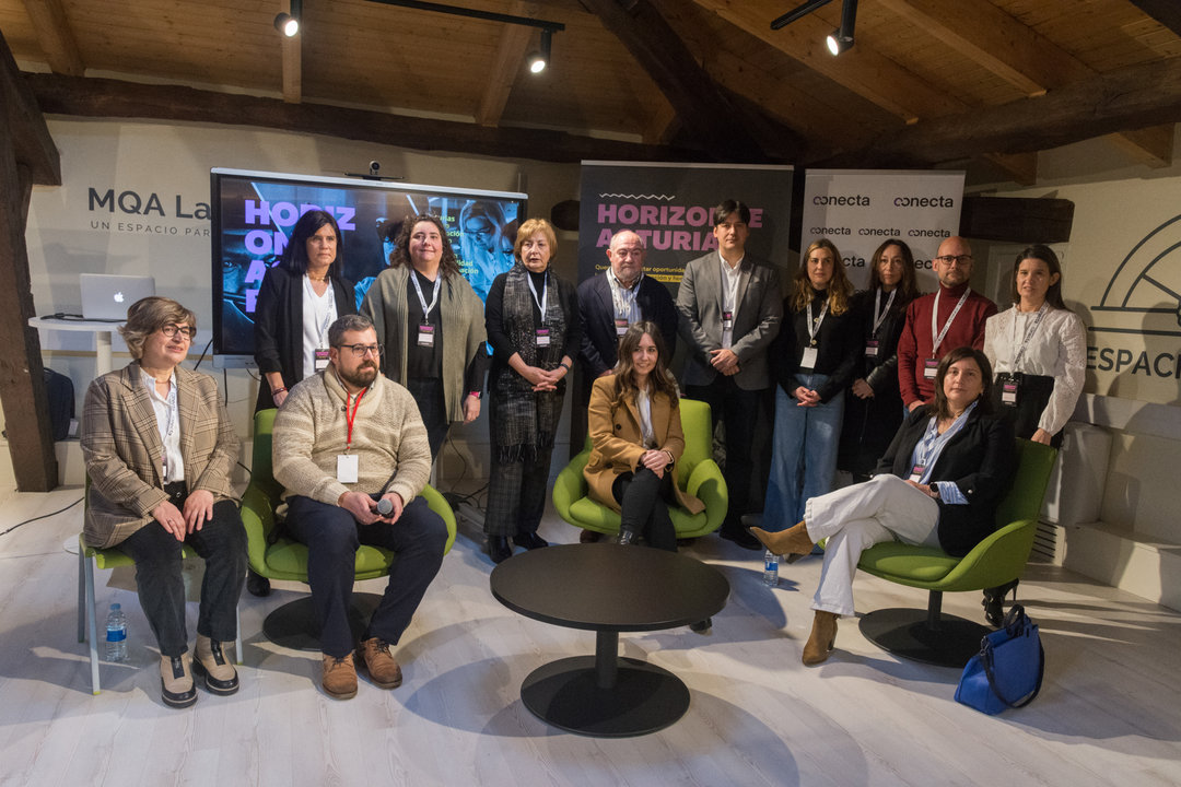 Fotografía de familia con los participantes del 'Horizonte Asturias #2 / Ciencia y Sociedad' / Marta Martín