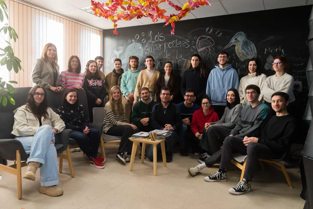 Fotografía de familia con los actuales residentes del MediaLab / Marta Martín