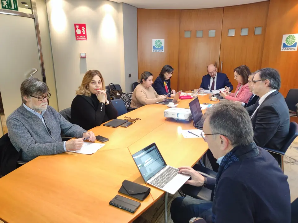 De izquierda a derecha; Alberto Tirador, alcalde de Illas; Rosana González, alcaldesa de Coaña; Carmen Saras, concejala del Ayuntamiento de Gijón; Nieves Roqueñí; viceconsejera de Medio Ambiente y Cambio Climático; Juan Cofiño, vicepresidente y consejero de Administración Autonómica, Medio Ambiente y Cambio Climático; Paz Orviz, gerente de Cogersa; Rafael Fueyo, secretario del consorcio; Enrique Cárdenas, interventor del consorcio, y Jorge Suárez, alcalde de Gozón