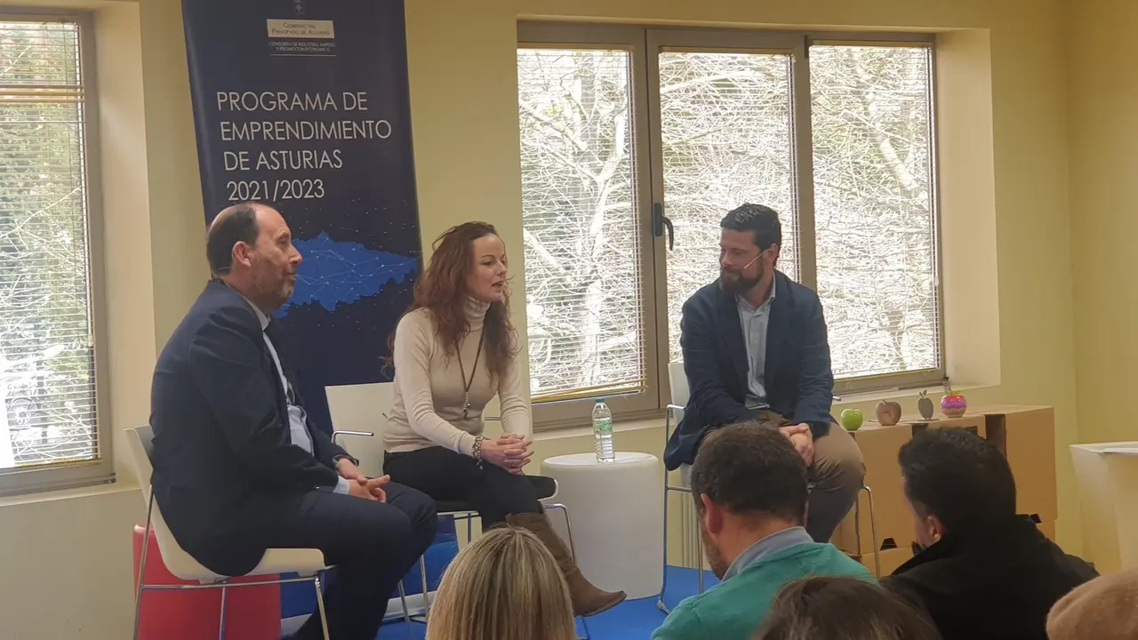 En la imagen, de izquierda a derecha, Ángel Rodríguez Vallina, director general de Asturgar; Ana Labad, de Anchoas Hazas y Bruno López, director general de Asturex.