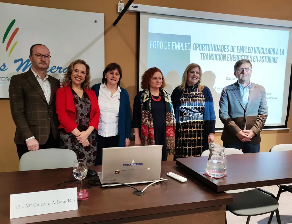 De izquierda a derecha, Javier Cueli, director general de Enseñanzas Profesionales; Belarmina Díaz, directora general de Energía, Minería y Reactivación; Pilar Varela, directora gerente del Sepepa; Laura Martín Murillo, directora del Instituto para la Transición Justa (ITJ); Carmen Arbesú, alcaldesa de Langreo, y Pedro Fernández-Raiogoso, director general de Empleo y Formación.