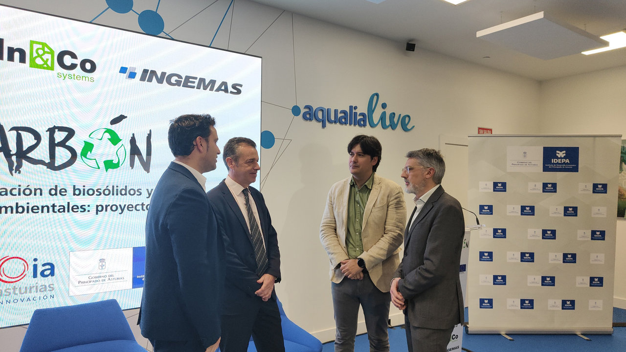 En la foto, de izquierda a derecha, Víctor Monsalvo, responsable de I+D de Aqualia; Jaime Fernández, del Idepa; Borja Sánchez, consejero de Ciencia, Innovación y Universidad; y Manuel Sánchez, director de la delegación norte de Aqualia.