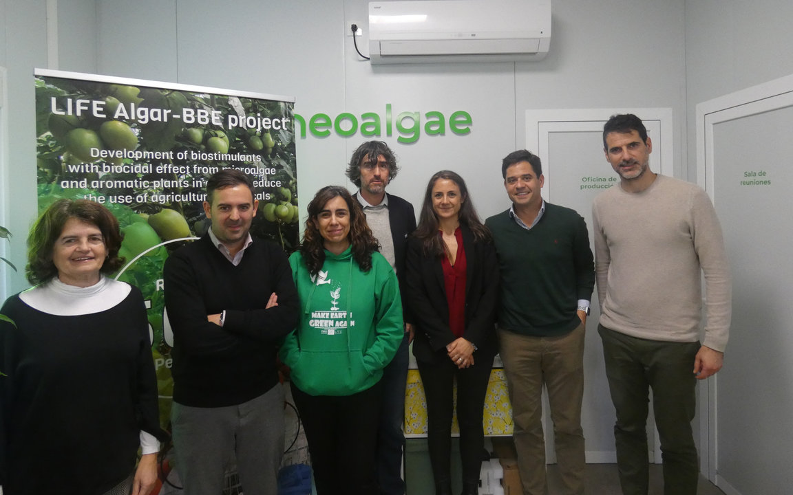 Parte de la Comisión Europea junto a miembros de Neoalgae en las oficinas de la compañía en Gijón