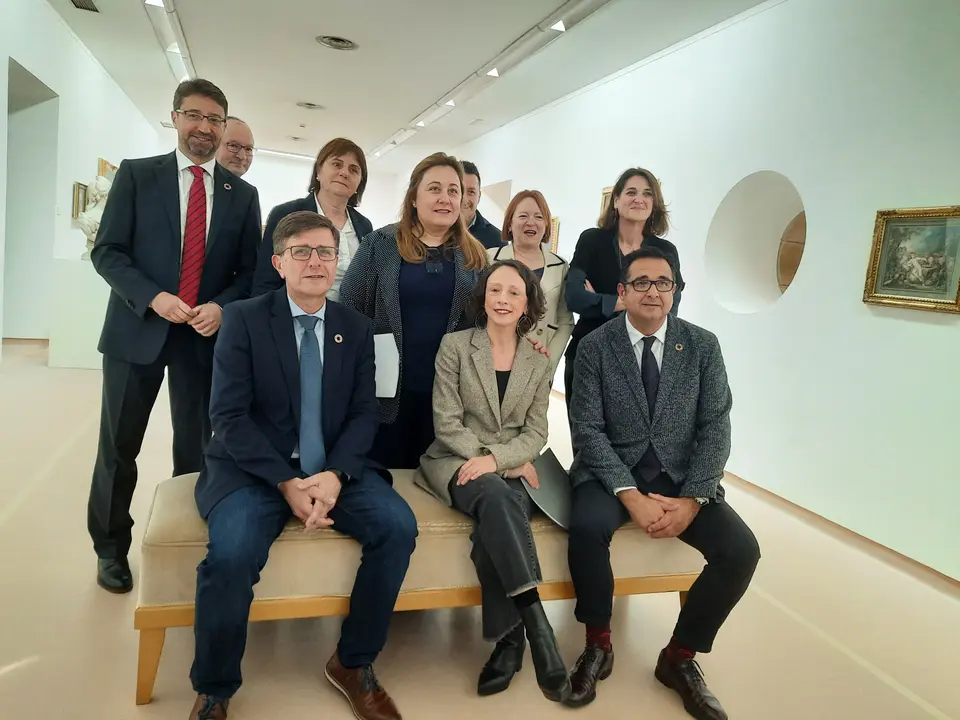 Sentados y de izquierda a derecha, Pedro Fernández-Raigoso, director general de empleo; Melania Álvarez, consejera de Derechos Sociales y Bienestar; y Julio Zapico, director general de Comercio, Emprendimiento y Economía Social.

De pie y de izquierda a derecha, Enrique Fernández, consejero de Industria; Javier Cueli, director general de Enseñanzas Profesionales; Pilar Varela, directora gerente del Sepepa; Lydia Espina, consejera de Educación; Javier Lanero, secretario general de UGT; Rosa Maria Estefanía, subdirectora general adjunta de la Unidad Administradora del FSE+ en España; y Ana Maria Rancaño, gestora del FSE + para España.