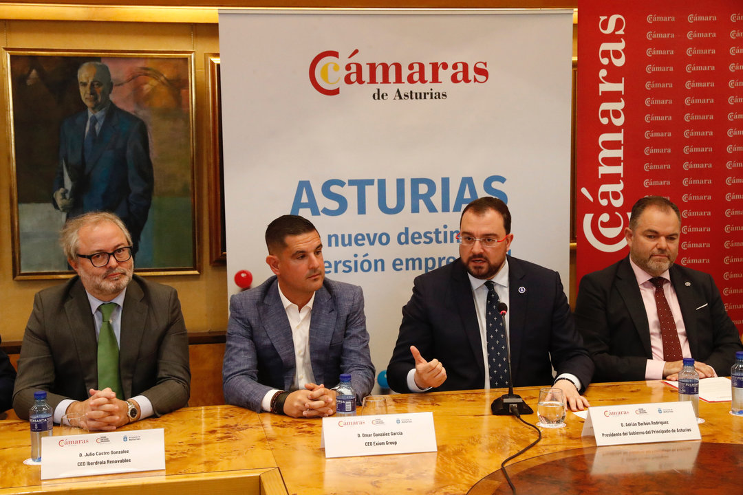 De izquierda a derecha, el CEO de Iberdrola Renovables, Julio Castro González; el CEO de Exiom Group, Omar González; el presidente del Principado de Asturias, Adrián Barbón, y el presidente de la Cámara de Comercio de Oviedo, Carlos Paniceres.