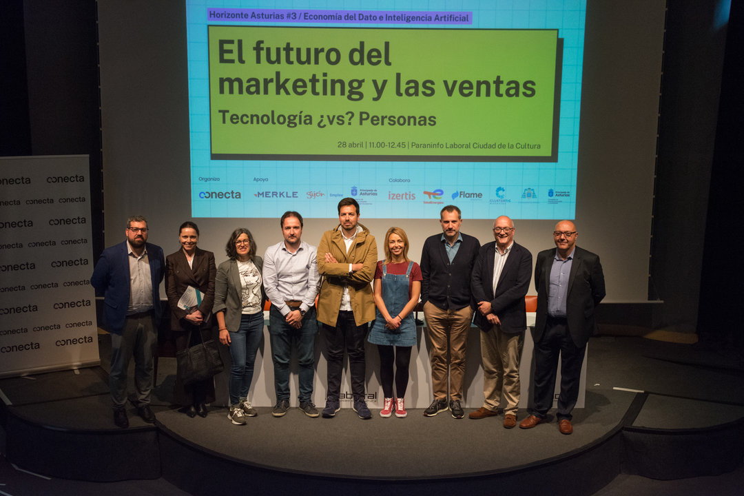 Fotografía de familia con los ponentes y patrocinadores del Horizonte Asturias #3 / Marta Martín