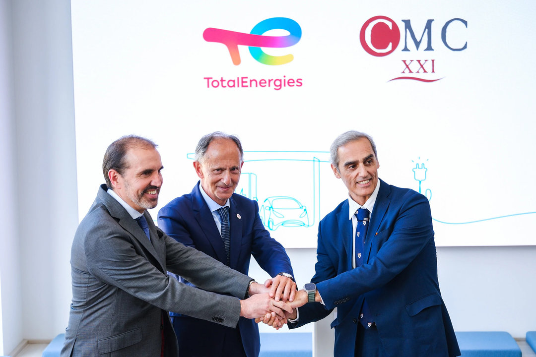 Foto firma del acuerdo entre TotalEnergies y CMC XXI