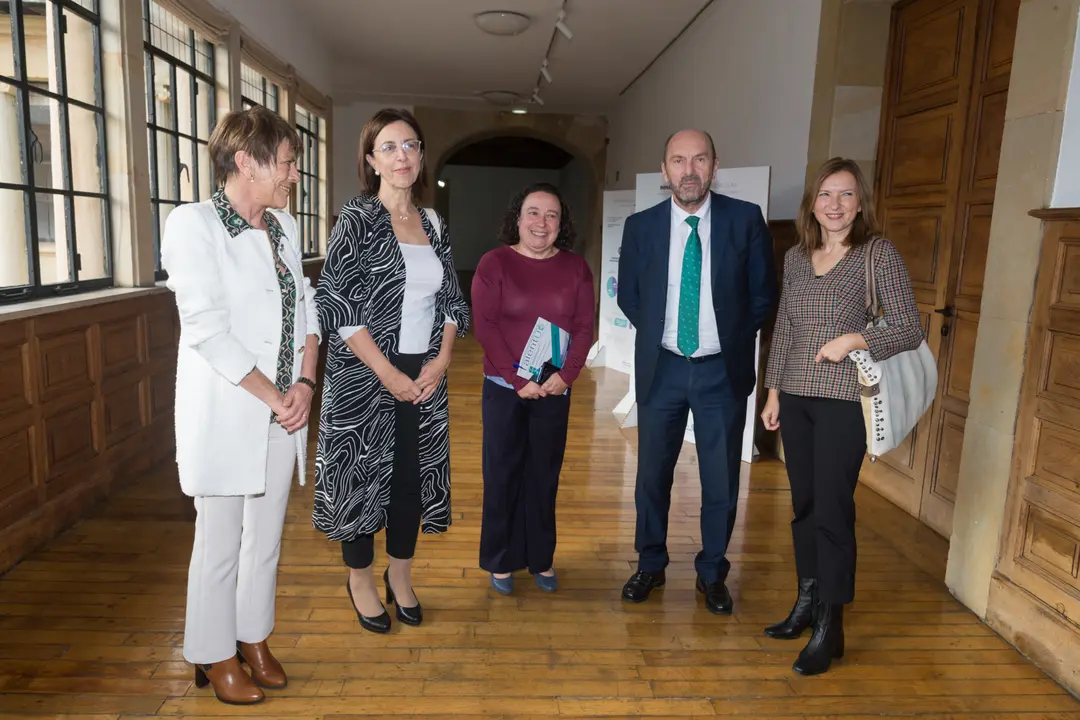 De izq. a dcha: Elena Fernández, jefa de Sostenibilidad de COGERSA; Paz Orviz, gerente de COGERSA; Begoña Cueto, vicerrectora de Transferencia y Relaciones con la Empresa de la Universidad de Oviedo; Juan Cofino, vicepresidente del Principado de Asturias y Eugenia Suárez, directora Cátedra COGERSA / Marta Martín