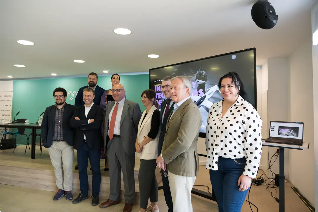 Fotografía de familia con los ponentes del Horizonte Asturias #4 'Industria y Tecnologías de Defensa' / Marta Martín