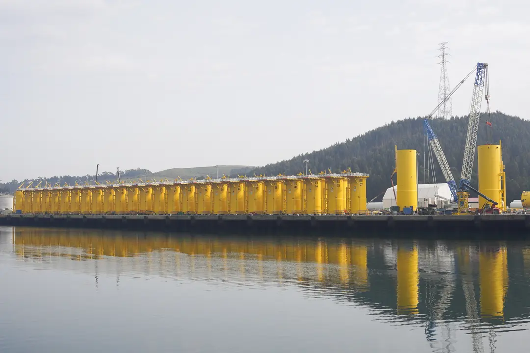 Algunas de las piezas fabricadas por Windar esperando a ser trasladadas en el Puerto de Avilés / CI