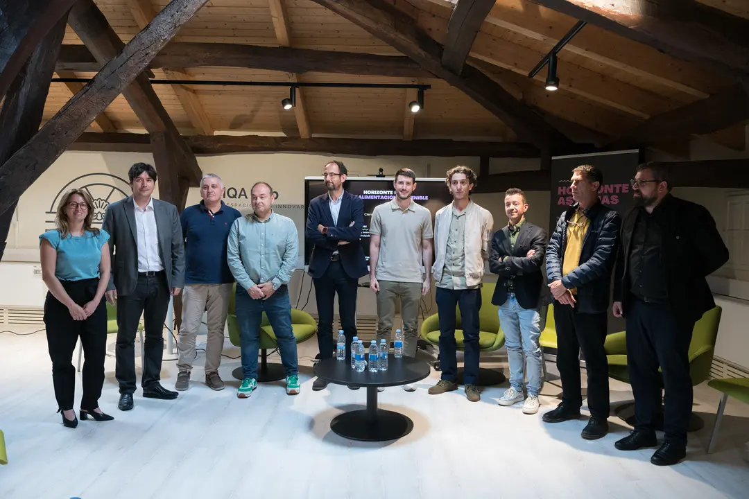 Henar Muñoz (Bioasturias), Borja Sánchez (Consejería de Ciencia, Innovación y Universidad), José Luis Vega (Ayuntamiento de Avilés), Fidel Delgado (Neoalgae), Juan Díaz (ASINCAR), Tomás González (ISPA), Daniel García (Conservas Laurel), Mario Pidal (Nueva Rula de Avilés), Jordi Feliu (Arofruit) y Carlos Vega (Conecta Industria) / Marta Martín