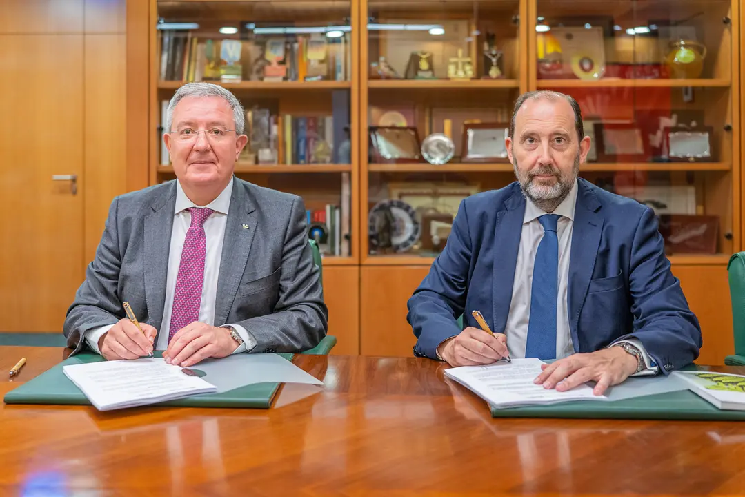 Antonio Romero, director general de Caja Rural de Asturias y Ángel Rodríguez Vallina, director general de Asturgar SGR