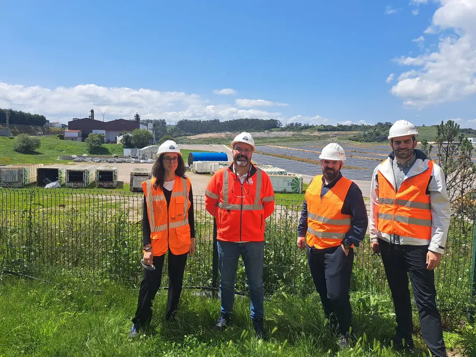 Técnicos del ICCS, junto a técnicos del área de I+D+i de Cogersa, ante los terrenos donde se ubicará el futuro proyecto piloto de Horizon Plastice en las instalaciones de Cogersa / Cedida