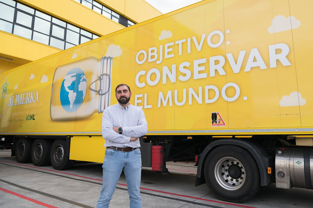 Pelayo Alonso, responsable de Transporte y Flota de Alimerka, delante de uno de los camiones de la compañía en su las instalaciones de su centro logístico/ Marta Martín