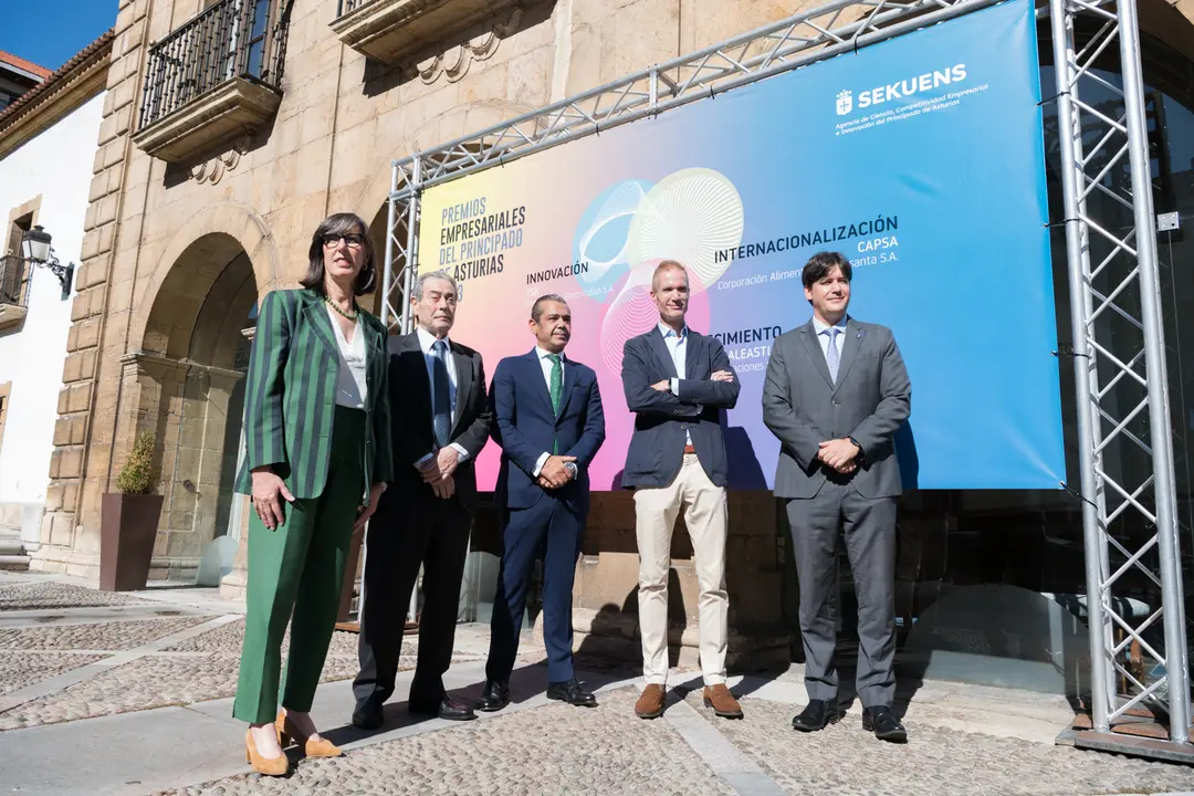 Fotografía de familia con los premiados y autoridades / Marta Martín