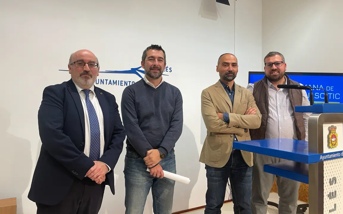 José García Fanjul, vicedecano del COIIPA; Manuel Campa, concejal de Desarrollo Urbano y Económico en Ayuntamiento de Avilés; Paulino Álvarez Ondina, vicedecano del CITIPA y Carlos Vega, director de Desarrollo de Negocio de Conecta