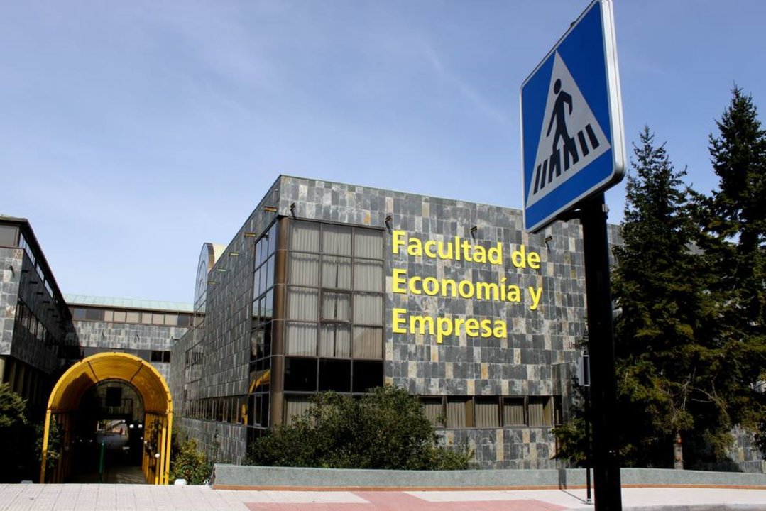 Facultad de Economía y Empresa Universidad de Oviedo