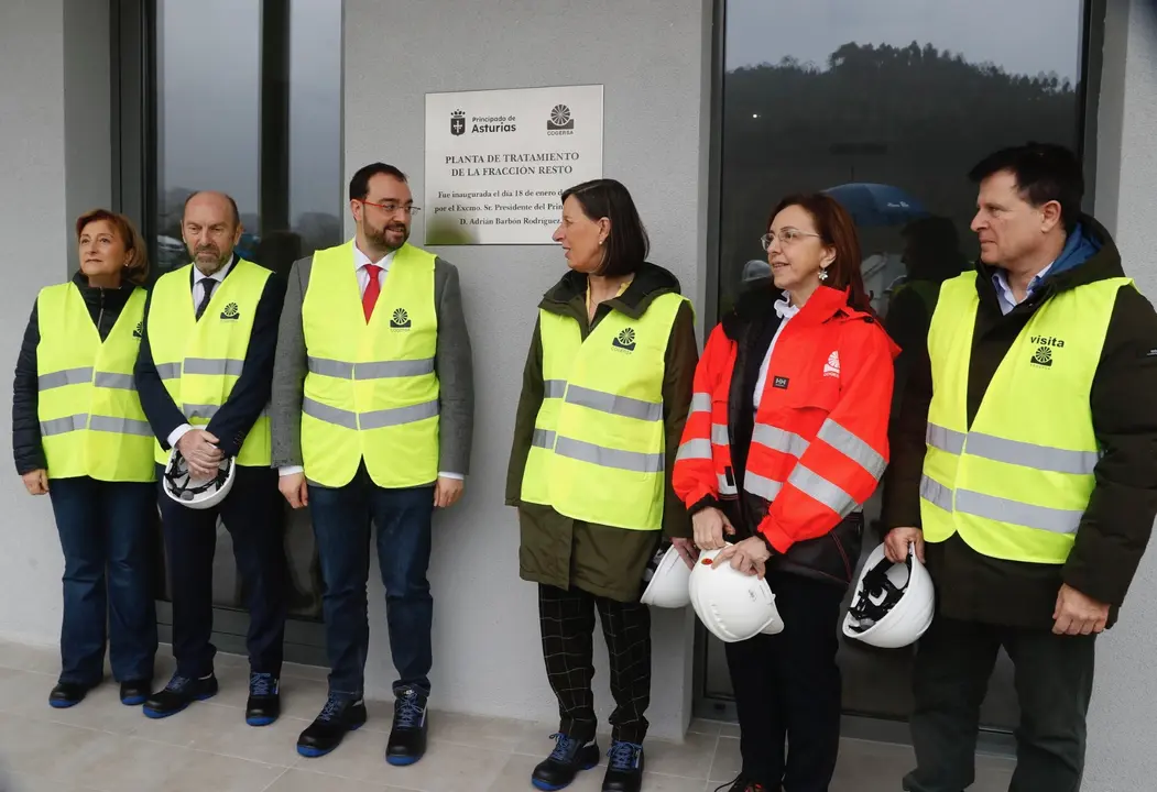 De izquierda a derecha, la delegada del Gobierno en Asturias, Delia Losa; el presidente de la Junta General del Principado, Juan Cofiño; el presidente del Principado de Asturias, Adrián Barbón; la consejera de Transición Ecológica, Industria y Desarrollo Económico, Nieves Roqueñí; la gerente de Cogersa, Paz Orvíz, y el director general de Calidad Ambiental y Cambio Climático, Pablo Luis Álvarez Cabrero, en la visita inaugural a la nueva planta de tratamiento de la fracción resto de Cogersa. | Principado.