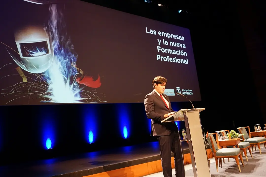 El consejero de Ciencia, Empresas, Formación y Empleo, Borja Sánchez, en la jornada 'Las empresas y la nueva Formación Profesional' celebrada en el Teatro de la Laboral de Gijón.