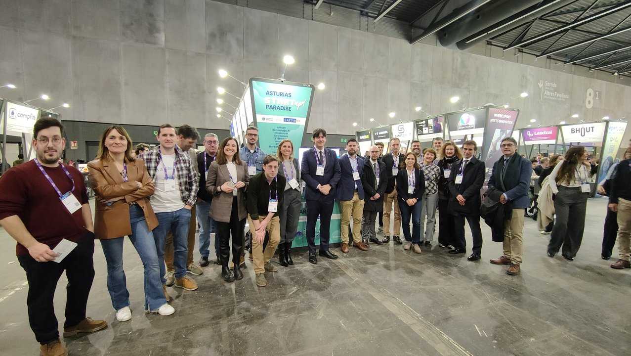 Foto de familia del consejero de Ciencia en el estand del Principado en el Mobile World Congress junto a los miembros de la delegación asturiana y representantes de empresas asturianas participantes / Cedida Gobierno de Asturias