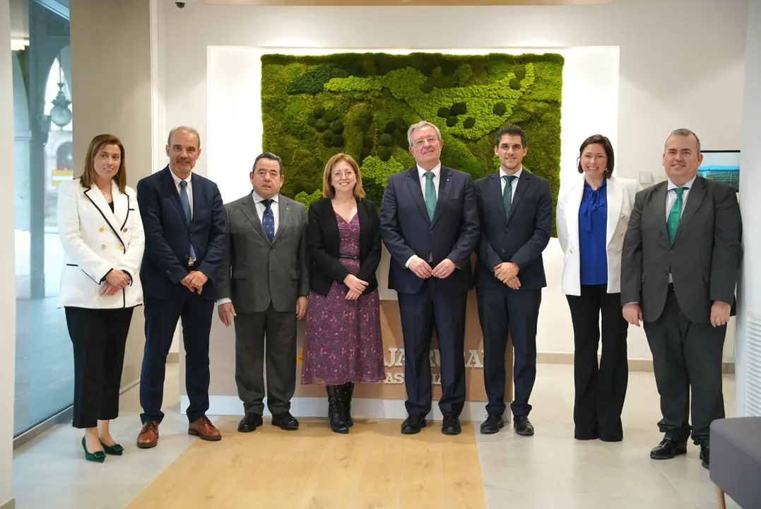 Pilar Lavida, administrativa de Caja Rural de Asturias; Jesús Bello, director de Zona Caja Rural de Asturias; Fernando Martínez, presidente de Caja Rural de Asturias; Alicia Diestro, gestora de Empresas de Caja Rural de Asturias; Antonio Romero, director general Caja Rural de Asturias, Rafael Sánchez, director Zona Caja Rural de Asturias, Ana María Calama, gestora Caja Rural de Asturias  e Iván Rodríguez, director de oficina Torrelavega de Caja Rural de Asturias / Cedida