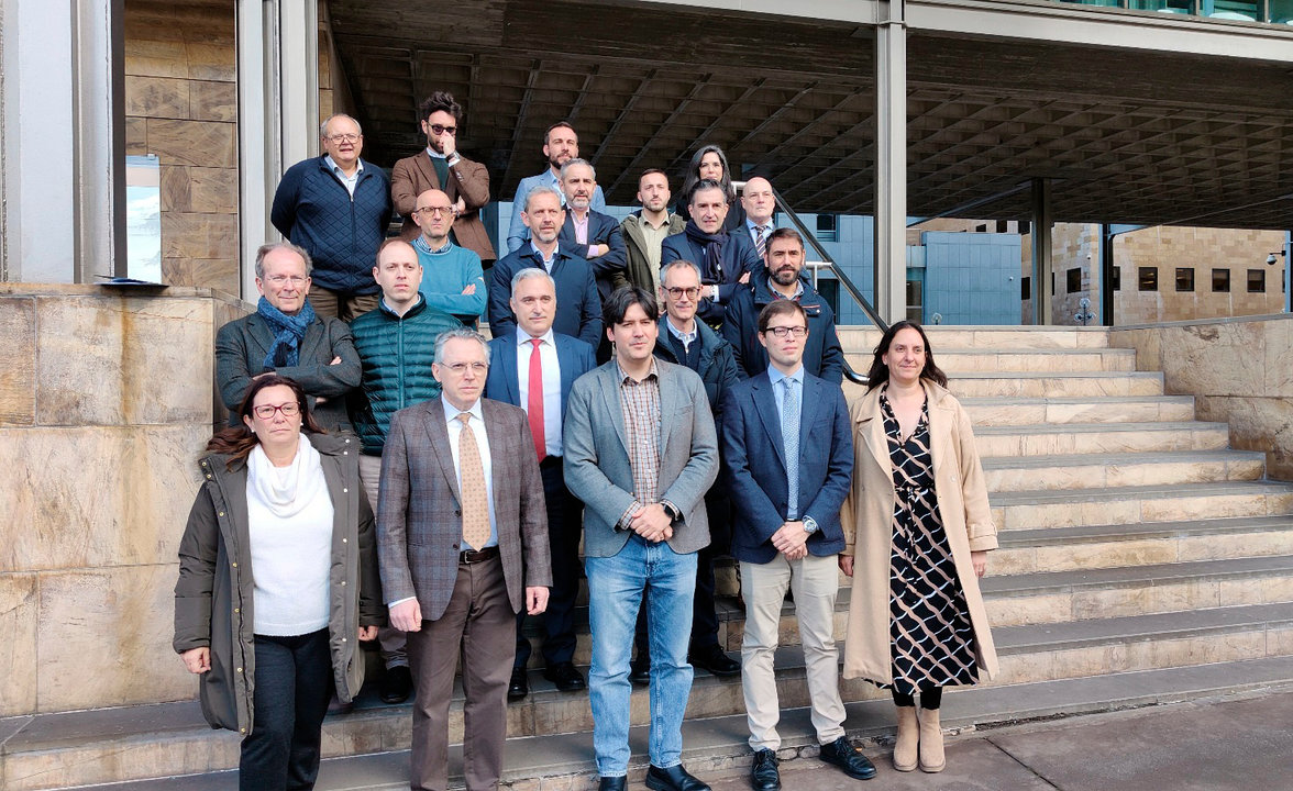 El consejero de Ciencia, Empresas, Formación y Empleo, Borja Sánchez, con representantes de los 14 centros de I+D+i de las grandes empresas.
