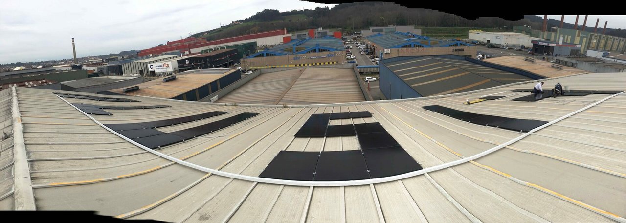 Instalación de paneles solares que Bikote Solar realizó en la planta de fabricación de Alusín Solar, en Avilés.